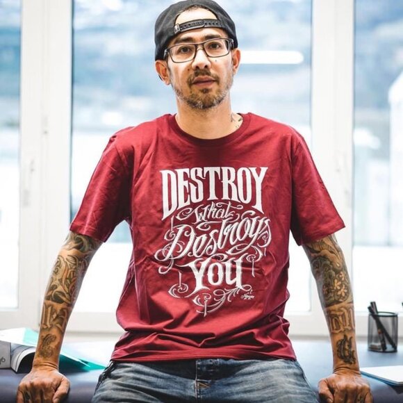 Samurai Skull Men's Custom Tattoo Art Black & Red Tee S-M-L-XL-2XL NWT - Picture 5 of 5